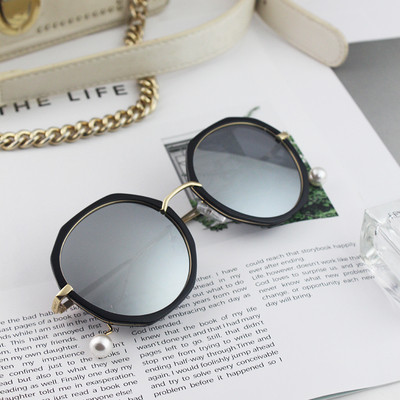 Moдерни дамски слънчеви очила с интересна рамка