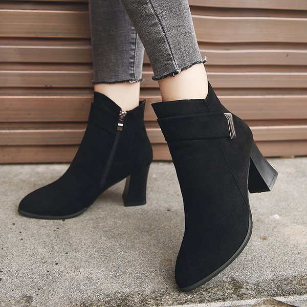 Elegáns női csizma fém elemmel, nukleáris színben - két modell