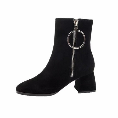 Κομψές γυναικείες μπότες με μεταλλικό στοιχείο eco suede είναι μαύρες