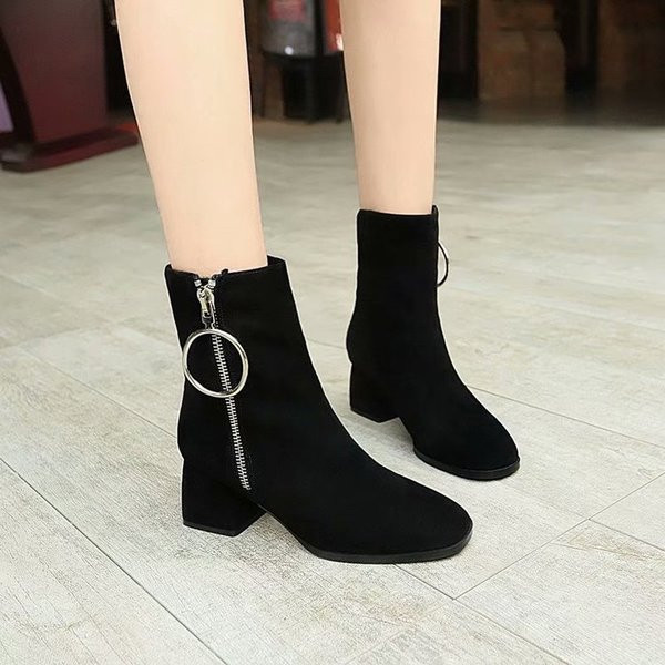 Κομψές γυναικείες μπότες με μεταλλικό στοιχείο eco suede είναι μαύρες