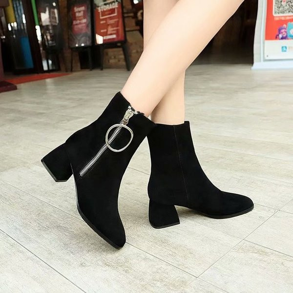 Κομψές γυναικείες μπότες με μεταλλικό στοιχείο eco suede είναι μαύρες