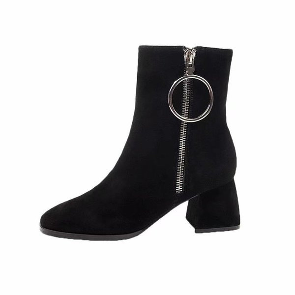 Κομψές γυναικείες μπότες με μεταλλικό στοιχείο eco suede είναι μαύρες