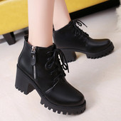 Модерни дамски боти с връзки и груба подметка в черен цвят