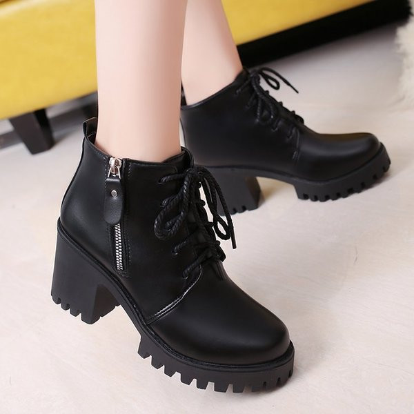 Модерни дамски боти с връзки и груба подметка в черен цвят