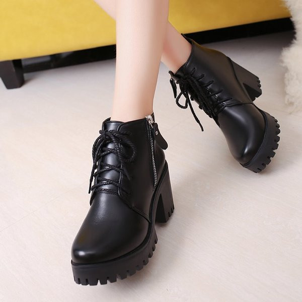 Модерни дамски боти с връзки и груба подметка в черен цвят