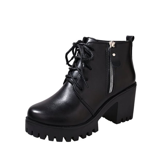 Модерни дамски боти с връзки и груба подметка в черен цвят