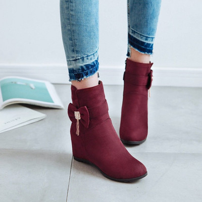 Γυναικείες μπότες σε διάφορα χρώματα με κορδέλα και διακοσμητικές πέτρες