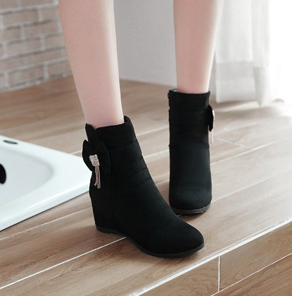 Γυναικείες μπότες σε διάφορα χρώματα με κορδέλα και διακοσμητικές πέτρες