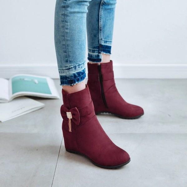 Γυναικείες μπότες σε διάφορα χρώματα με κορδέλα και διακοσμητικές πέτρες