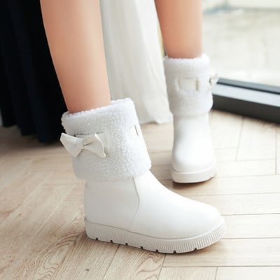 Γυναικείες χειμωνιάτικες μπότες σε επίπεδη σόλα με κορδέλα