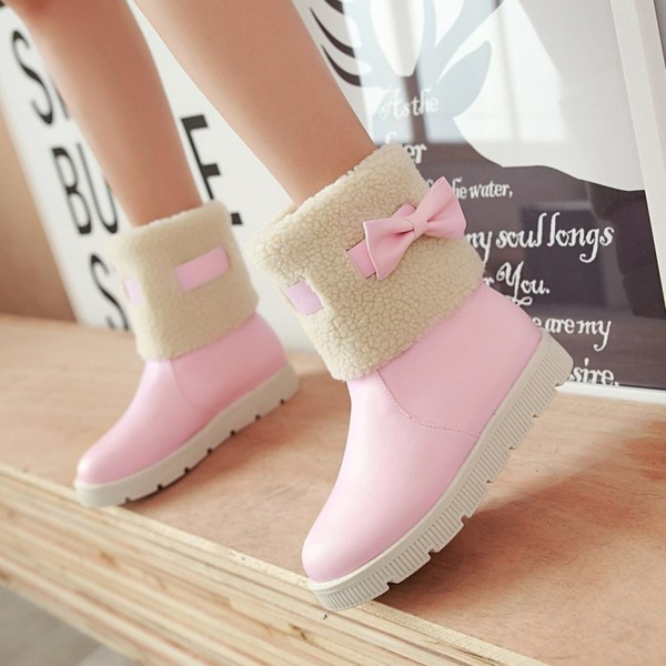 Γυναικείες χειμωνιάτικες μπότες σε επίπεδη σόλα με κορδέλα