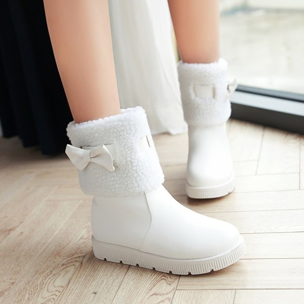 Γυναικείες χειμωνιάτικες μπότες σε επίπεδη σόλα με κορδέλα