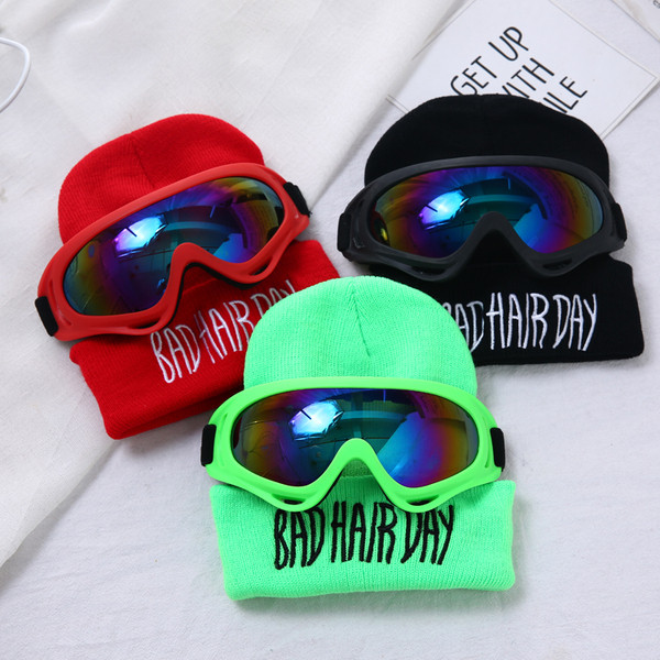 Модерна дамска зимна шапка в различни цветове