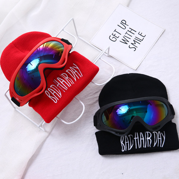 Модерна дамска зимна шапка в различни цветове