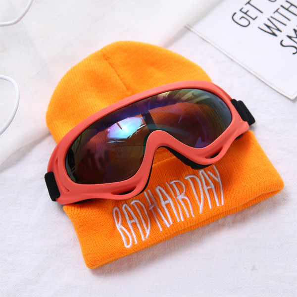 Модерна дамска зимна шапка в различни цветове