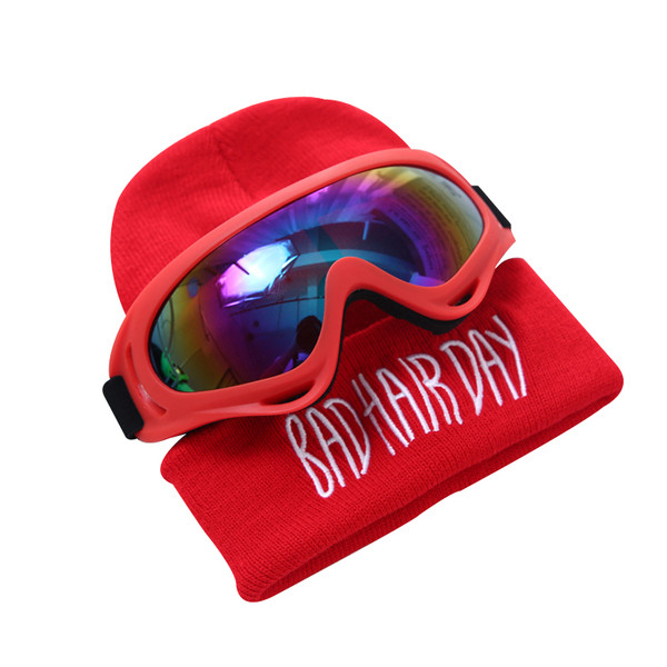 Модерна дамска зимна шапка в различни цветове