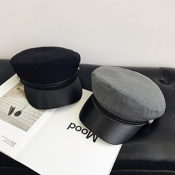 Κομψή γυναικεία τραγιάσκα  με διακόσμηση δύο χρωμάτων