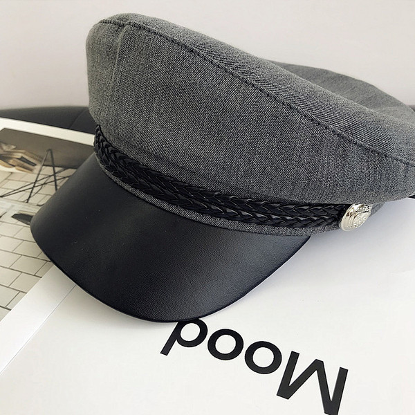 Κομψή γυναικεία τραγιάσκα  με διακόσμηση δύο χρωμάτων