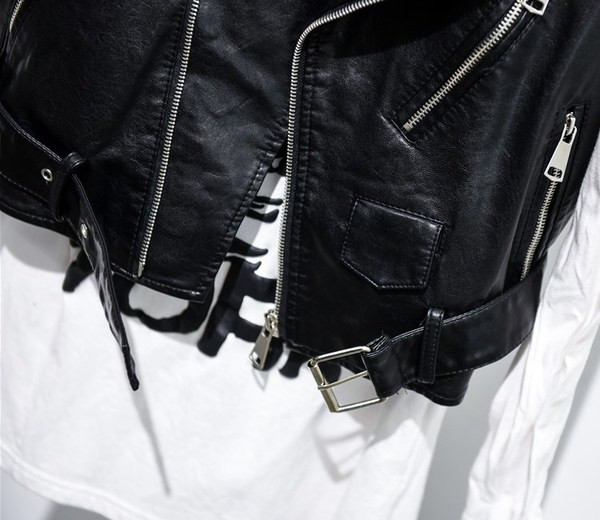 Vestă de damă modernă din piele ecologică cu guler în formă de V în negru