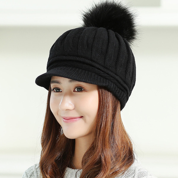 Moдерна дамска шапка с козирка и пух в няколко цвята