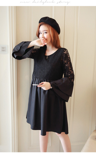 Κομψό φόρεμα για τις έγκυες γυναίκες σε δύο χρώματα με δαντέλα και μανίκι λωτού