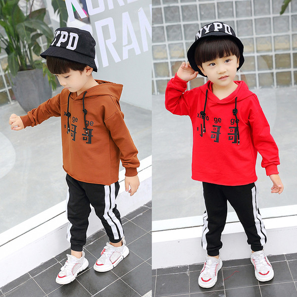 Комплект - тениска в два цвята с качулка и надпис и анцуг 