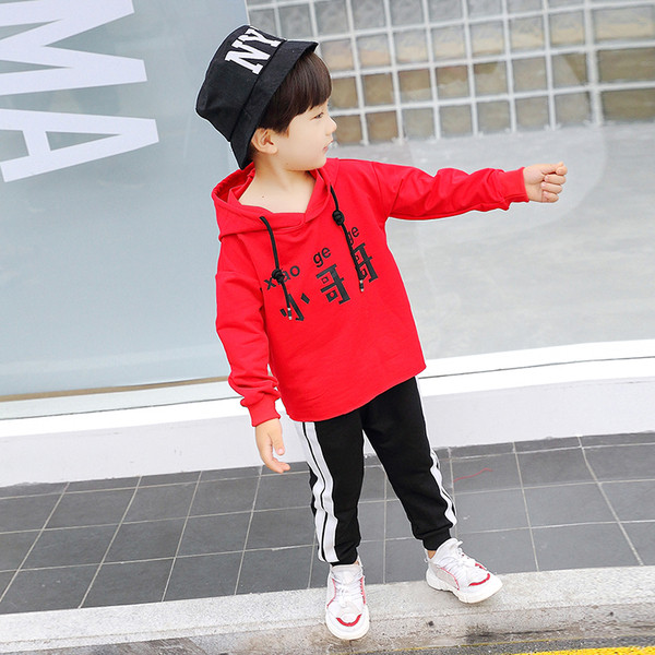 Комплект - тениска в два цвята с качулка и надпис и анцуг 