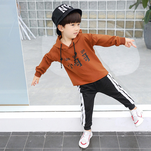 Комплект - тениска в два цвята с качулка и надпис и анцуг 