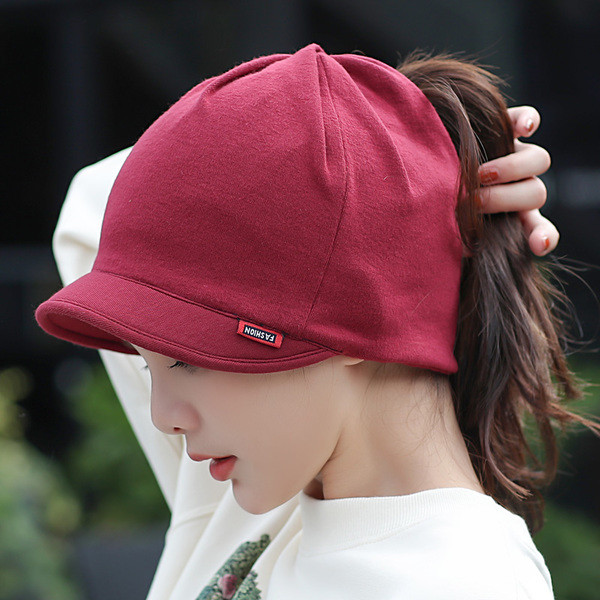 Небрежна дамска шапка с козирка в няколко цвята