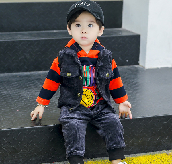 Set din trei părți - bluză cu glugă, vestă și pantaloni lungi