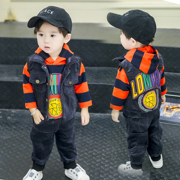 Set din trei părți - bluză cu glugă, vestă și pantaloni lungi