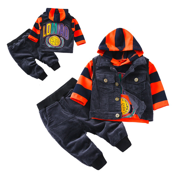 Set din trei părți - bluză cu glugă, vestă și pantaloni lungi