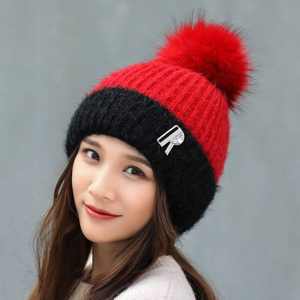 Palarie moderna de dama cu puf si emblema