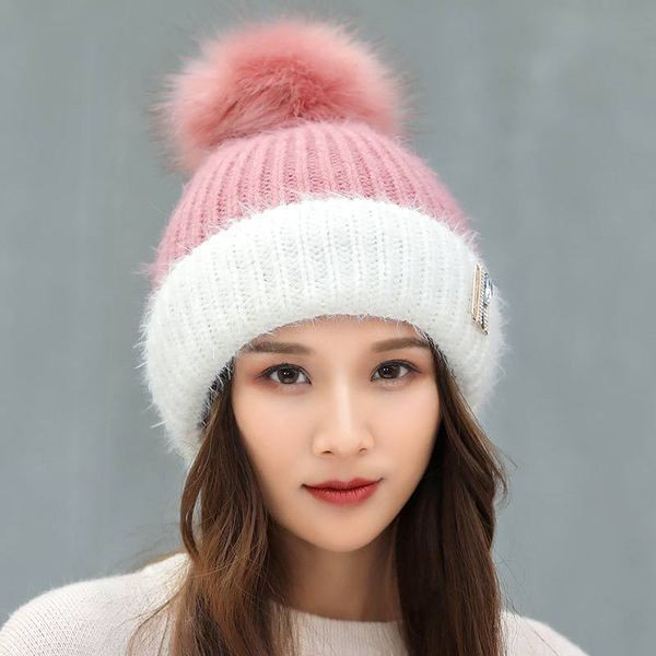 Palarie moderna de dama cu puf si emblema