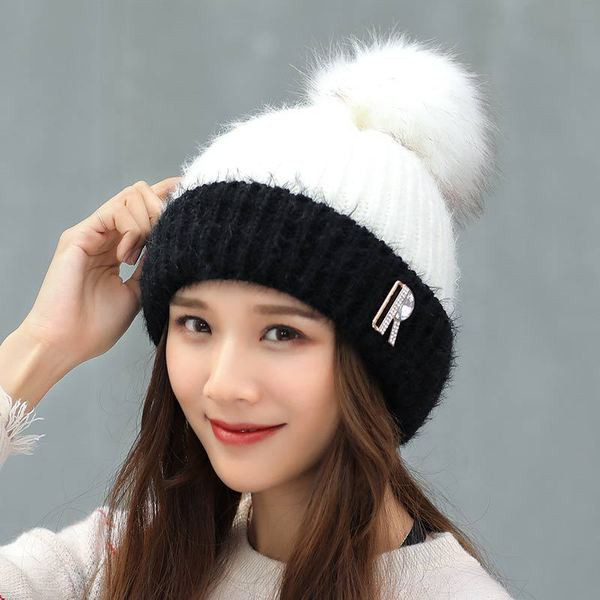 Palarie moderna de dama cu puf si emblema