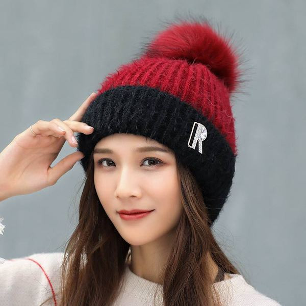 Palarie moderna de dama cu puf si emblema