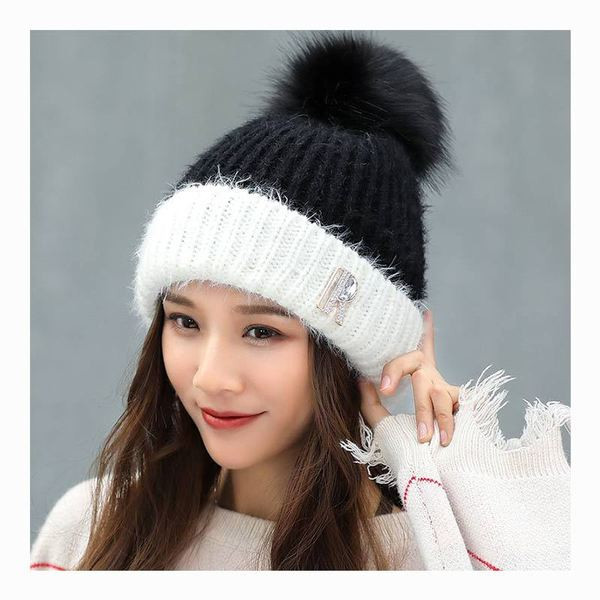 Palarie moderna de dama cu puf si emblema