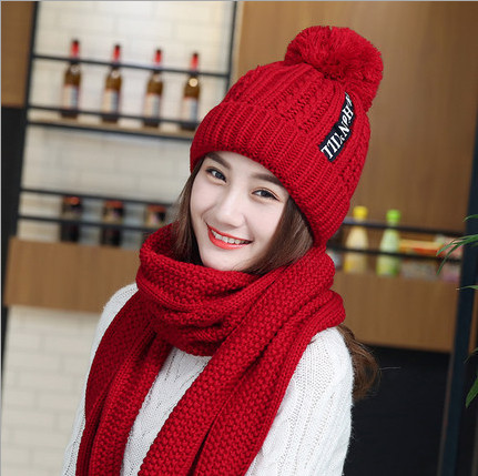 Модерна дамска зимна шапка с надпис в няколко цвята