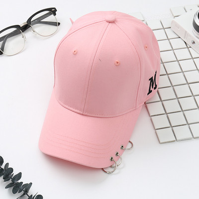 Спортно-ежедневна дамска шапка с козирка и метални елементи