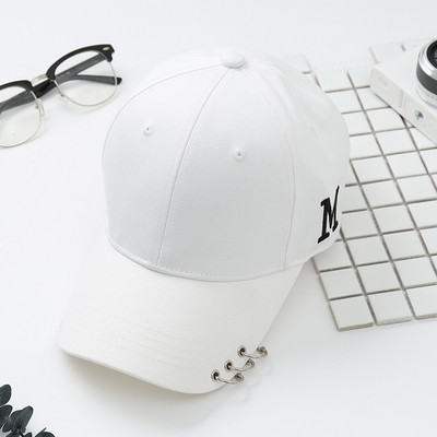 Спортно-ежедневна дамска шапка с козирка и метални елементи