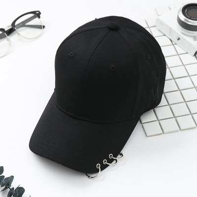 Спортно-ежедневна дамска шапка с козирка и метални елементи