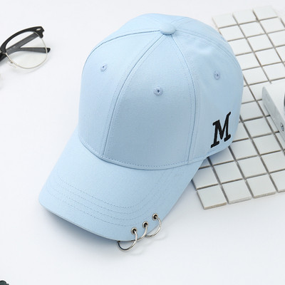 Спортно-ежедневна дамска шапка с козирка и метални елементи