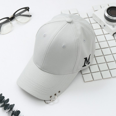 Спортно-ежедневна дамска шапка с козирка и метални елементи