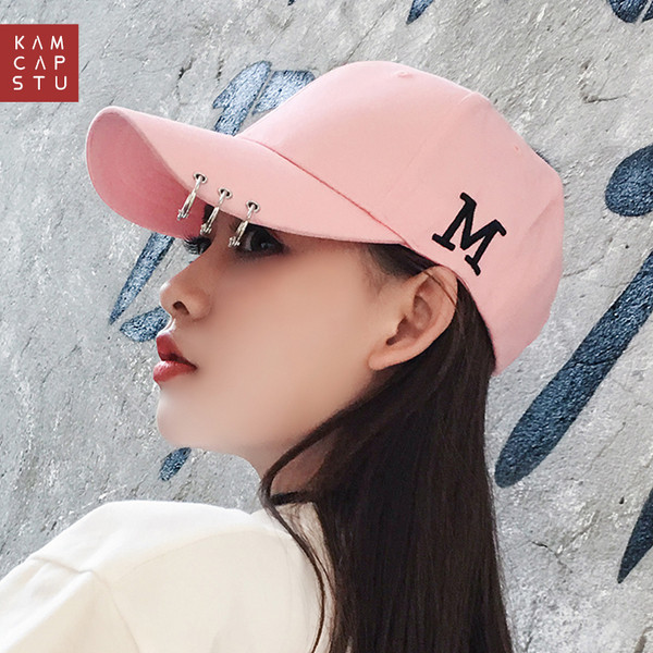 Спортно-ежедневна дамска шапка с козирка и метални елементи