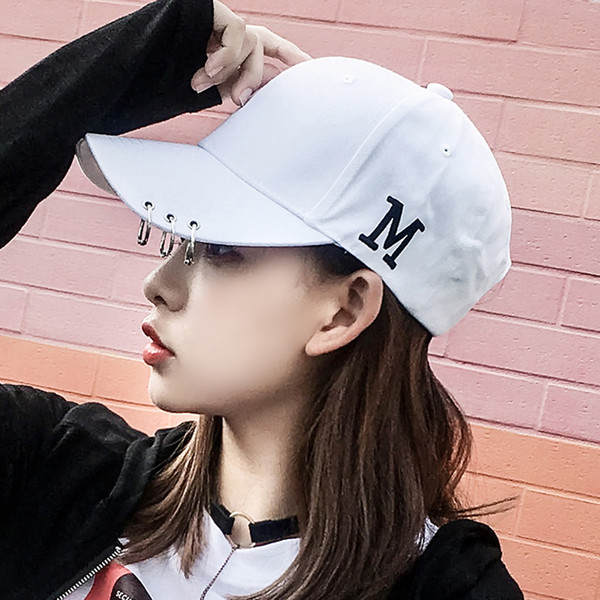 Спортно-ежедневна дамска шапка с козирка и метални елементи