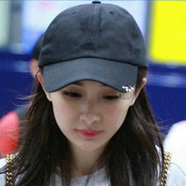 Спортно-ежедневна дамска шапка с козирка и метални елементи