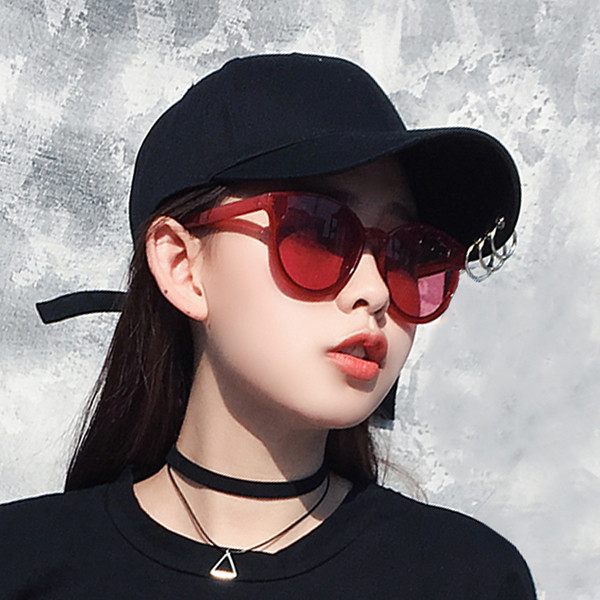 Спортно-ежедневна дамска шапка с козирка и метални елементи