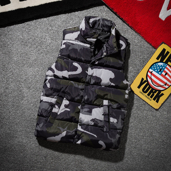 Vestă modernă pentru bărbați cu model de camuflaj în mai multe culori