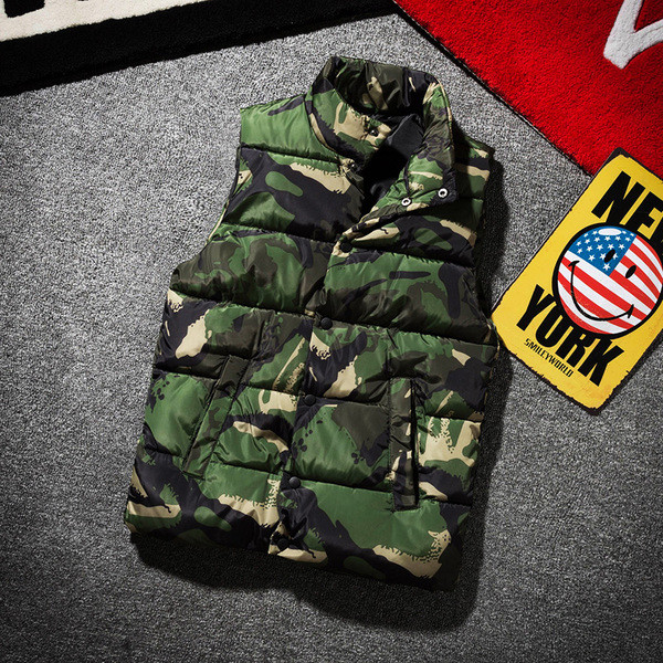 Vestă modernă pentru bărbați cu model de camuflaj în mai multe culori