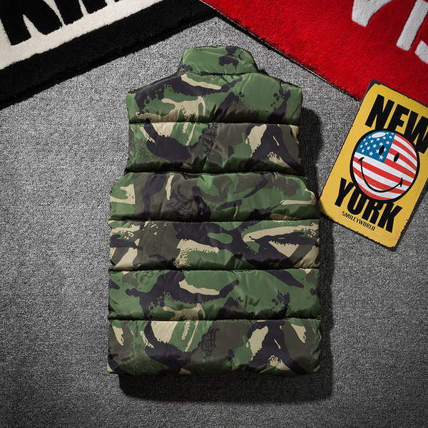 Vestă modernă pentru bărbați cu model de camuflaj în mai multe culori